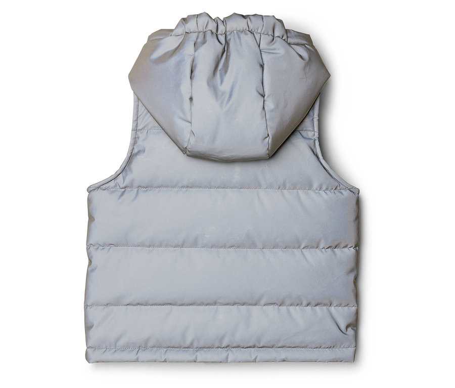Vue arrière d'un gilet matelassé argenté réfléchissant à capuche et sans manches.