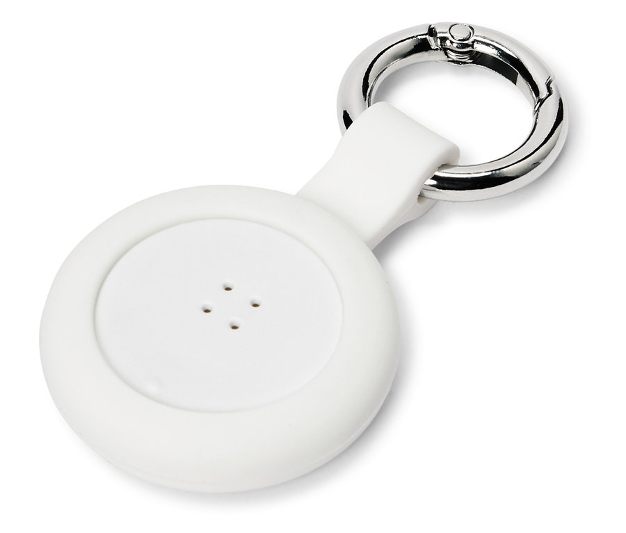 Gros plan d'un dispositif de localisation blanc et rond avec quatre trous et un mousqueton argenté.