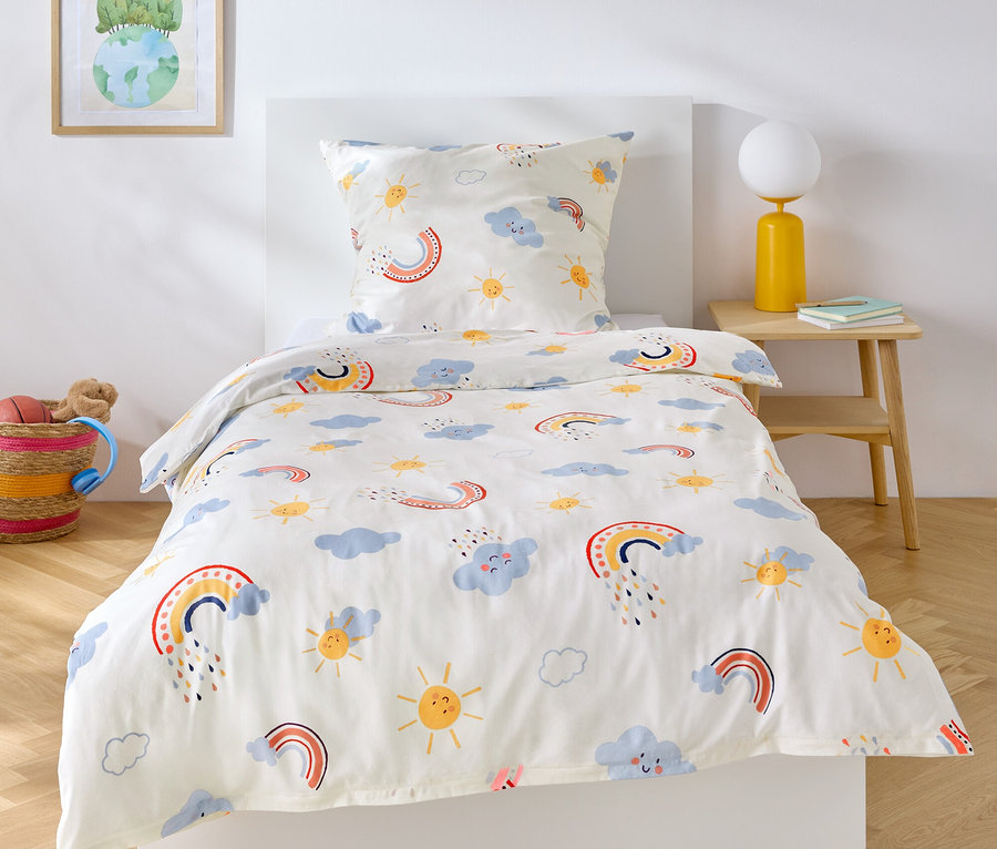 Linge de lit enfant Renforcé, taille standard, avec motif arc-en-ciel, nuages et soleil sur un lit.