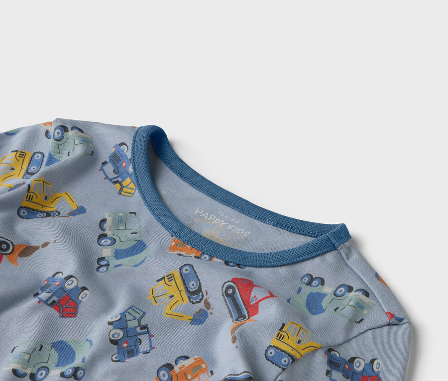 T-shirt bleu clair avec encolure bleue et un motif de différents véhicules de construction.