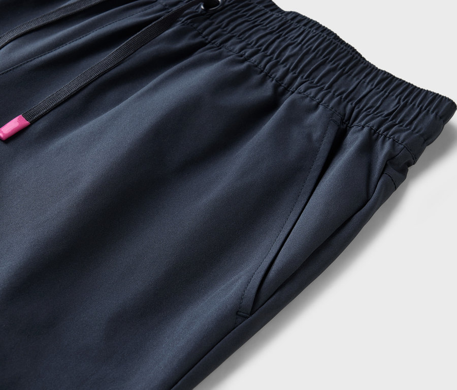 Gros plan sur un pantalon bleu marine avec une taille élastique et un cordon de serrage