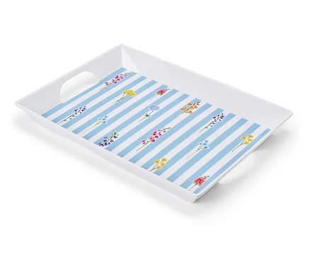 Plateau blanc avec motif rayé bleu et blanc et fleurs.