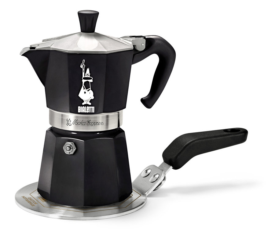 Cafetière italienne noire Bialetti Moka Express sur une plaque de cuisson argentée.
