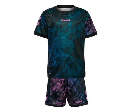 Ensemble hummel® « HML Blaze Graphic Set Kids »: T-shirt et short noirs avec motif graphique bleu et rose et chevrons roses.