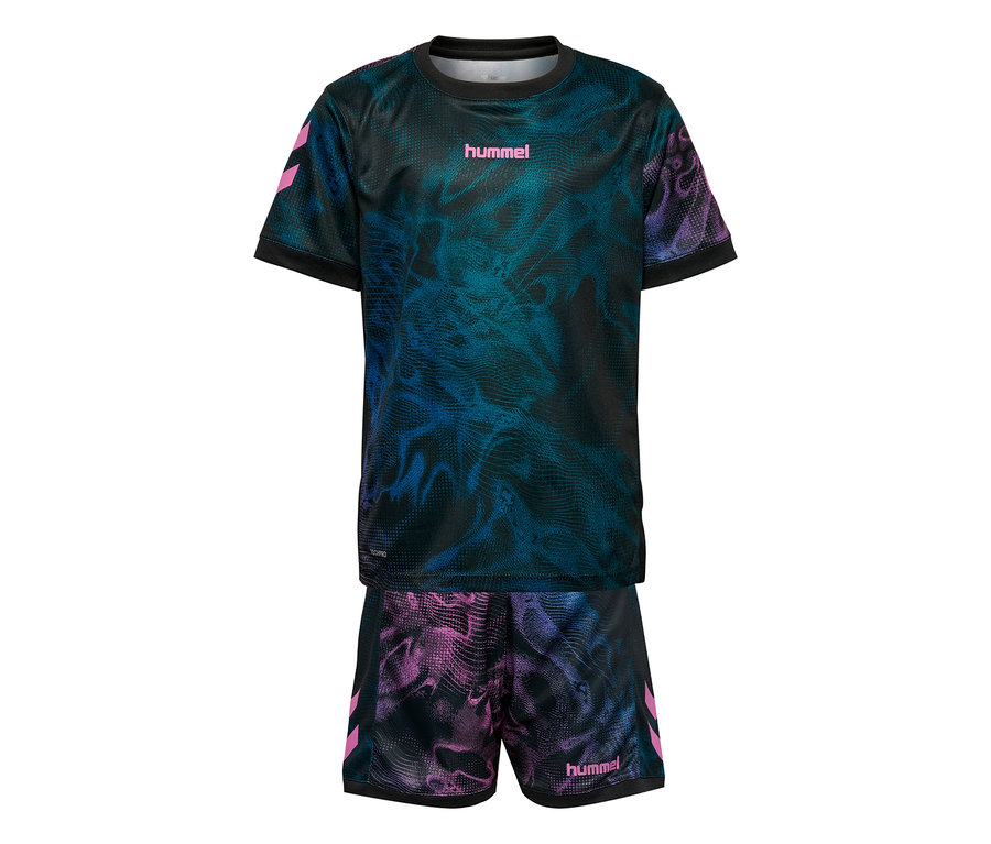 Ensemble hummel® « HML Blaze Graphic Set Kids »: T-shirt et short noirs avec motif graphique bleu et rose et chevrons roses.