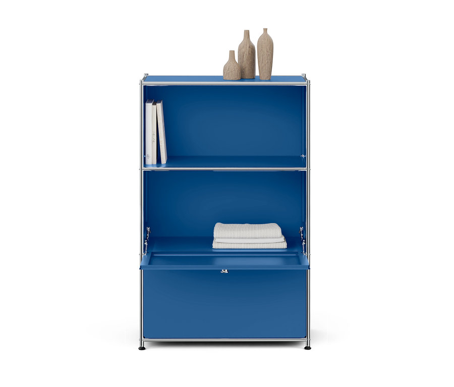 Meuble modulaire bleu avec cadre chromé et trois niveaux. Trois vases décoratifs sont posés en haut, deux livres blancs au milieu et trois serviettes blanches pliées se trouvent dans le compartiment inférieur partiellement ouvert.