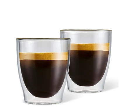 Deux verres à double paroi pour café crème remplis de café.