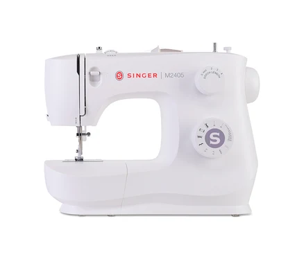 Gros plan sur une machine à coudre Singer M2405 blanche.