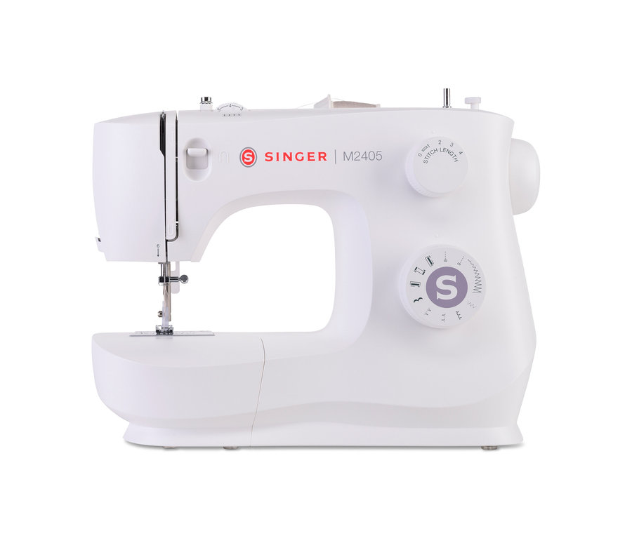 Gros plan sur une machine à coudre Singer M2405 blanche.