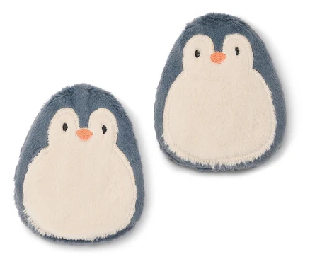 Deux objets en peluche en forme de pingouins gris-bleu et crème, avec des becs orange et des yeux noirs, posés côte à côte sur un fond blanc.