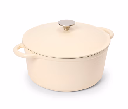 Une cocotte de couleur crème avec un couvercle et un bouton argenté, munie de deux poignées.