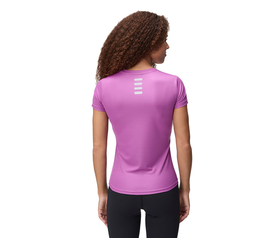 Femme de dos, portant un T-shirt technique pour femme FILA violet avec quatre rayures blanches sur le haut du dos et un legging noir.