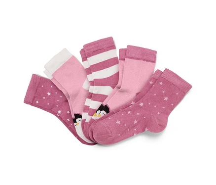Cinq paires de chaussettes pour enfant roses et mauves, certaines rayées, étoilées et avec des motifs de pingouins.