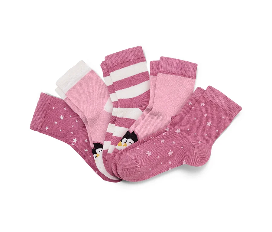 Cinq paires de chaussettes pour enfant roses et mauves, certaines rayées, étoilées et avec des motifs de pingouins.
