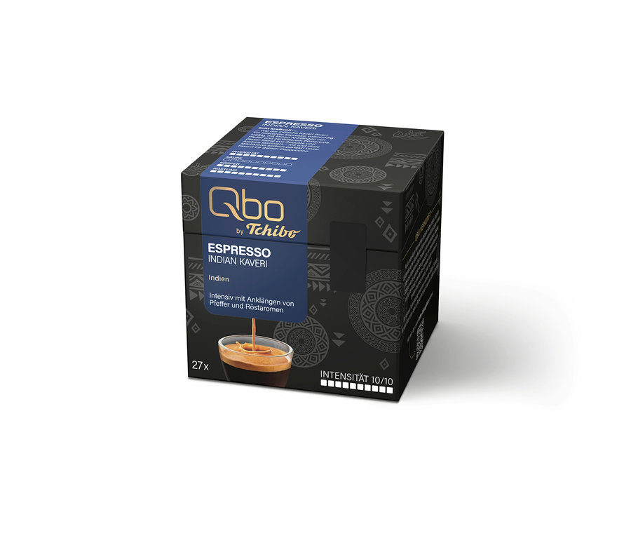 Une boîte de capsules de café Qbo by Tchibo Espresso Indian Kaveri avec une tasse d'espresso sur fond blanc.