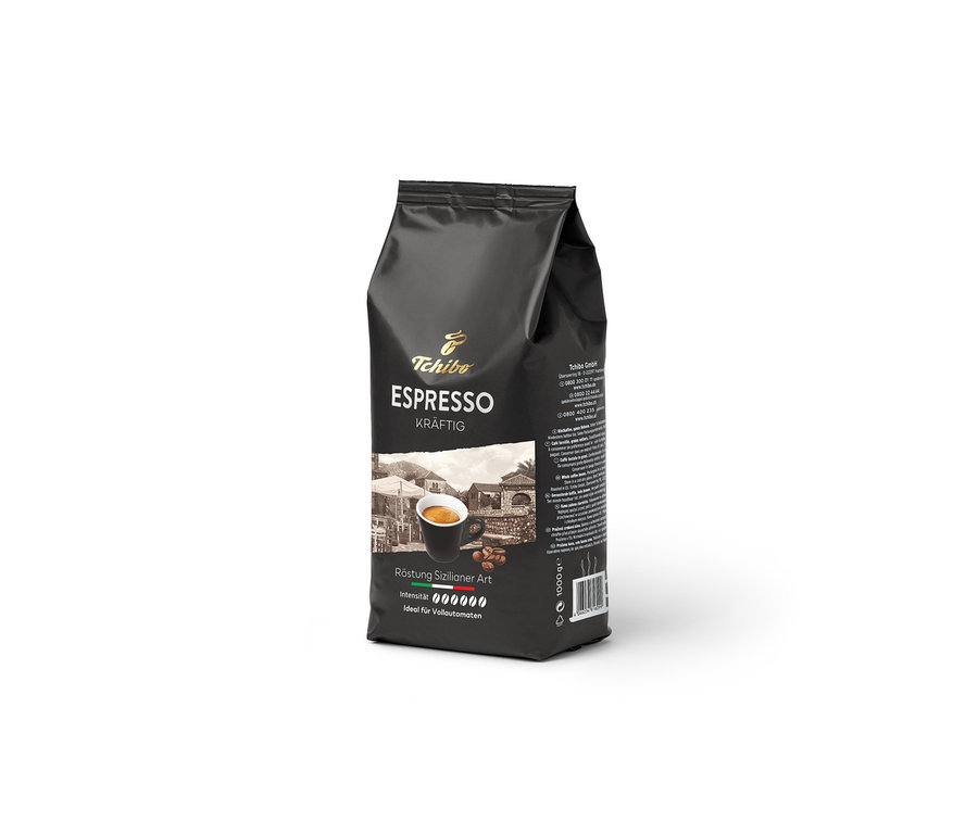 Paquet noir de café en grains Tchibo Espresso Kräftig avec une tasse d'espresso et des grains de café.
