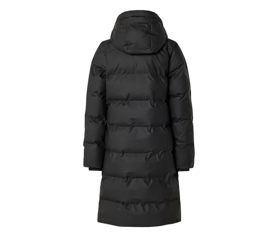 Vue de dos d'un long manteau doudoune noir avec capuche, présentant des sections matelassées horizontales.