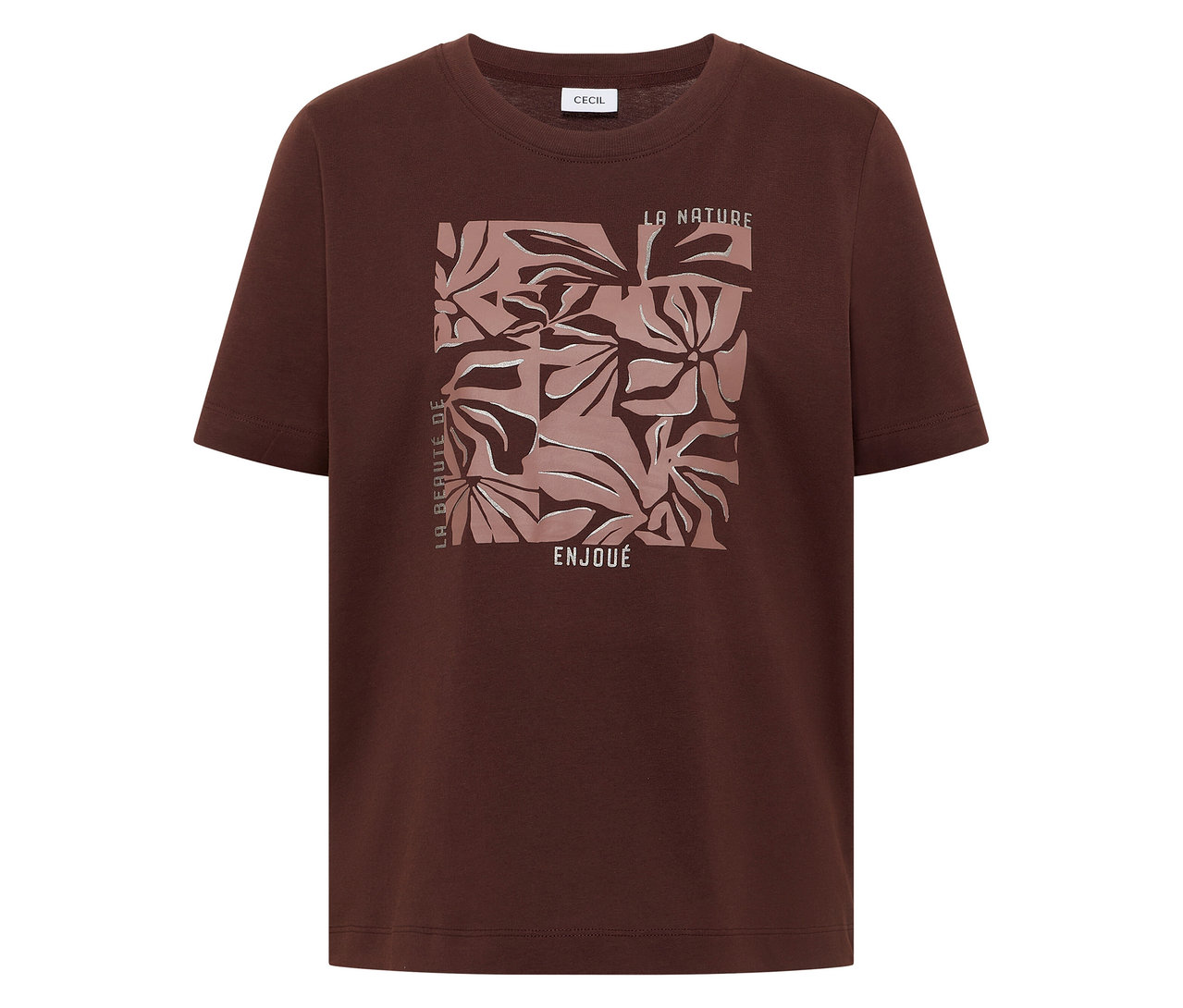 T-shirt à motif CECIL marron avec un imprimé carré aux tons roses, représentant des feuilles abstraites et les inscriptions "LA NATURE", "LA BEAUTÉ DE", "ENJOUÉ".