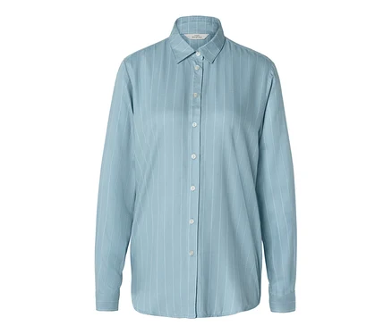 Chemise bleu clair à manches longues avec de fines rayures verticales blanches, un col classique et des boutons blancs sur le devant.
