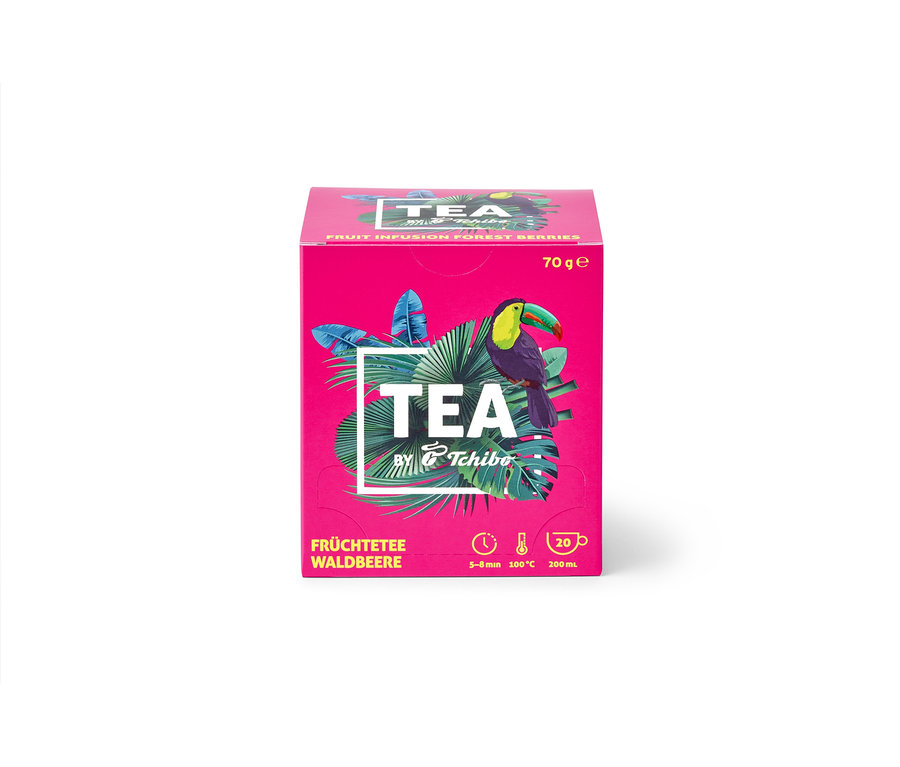Un paquet de TEA by Tchibo infusion aux fruits des bois contenant 8x20 sachets. L'emballage est rose et décoré de toucans et de feuilles tropicales.