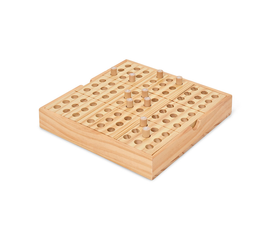Jeu de société en bois avec des chevilles numérotées sur fond blanc.