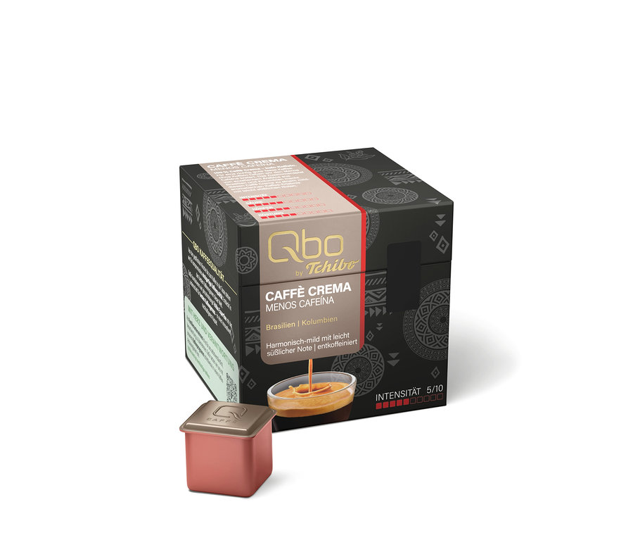 Emballage sombre de capsules de café Qbo by Tchibo Caffè Crema Menos Cafeína et une capsule individuelle devant.