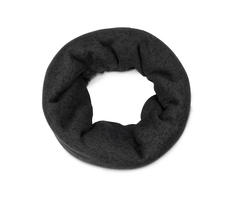Cache-cou tricoté gris foncé avec doublure moelleuse, sur fond blanc.