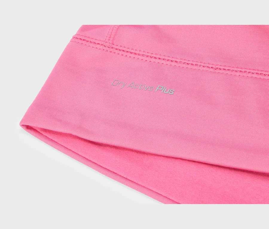 Gros plan d'un bonnet ou d'un bandeau rose avec le texte argenté « Dry Active Plus ». L'article est double couche, avec une doublure douce en polaire.