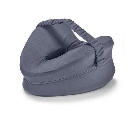 Un coussin gris pour les genoux avec une poignée repose sur une surface blanche.