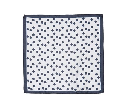 Un mouchoir blanc à pois bleu marine avec une bordure bleu marine.