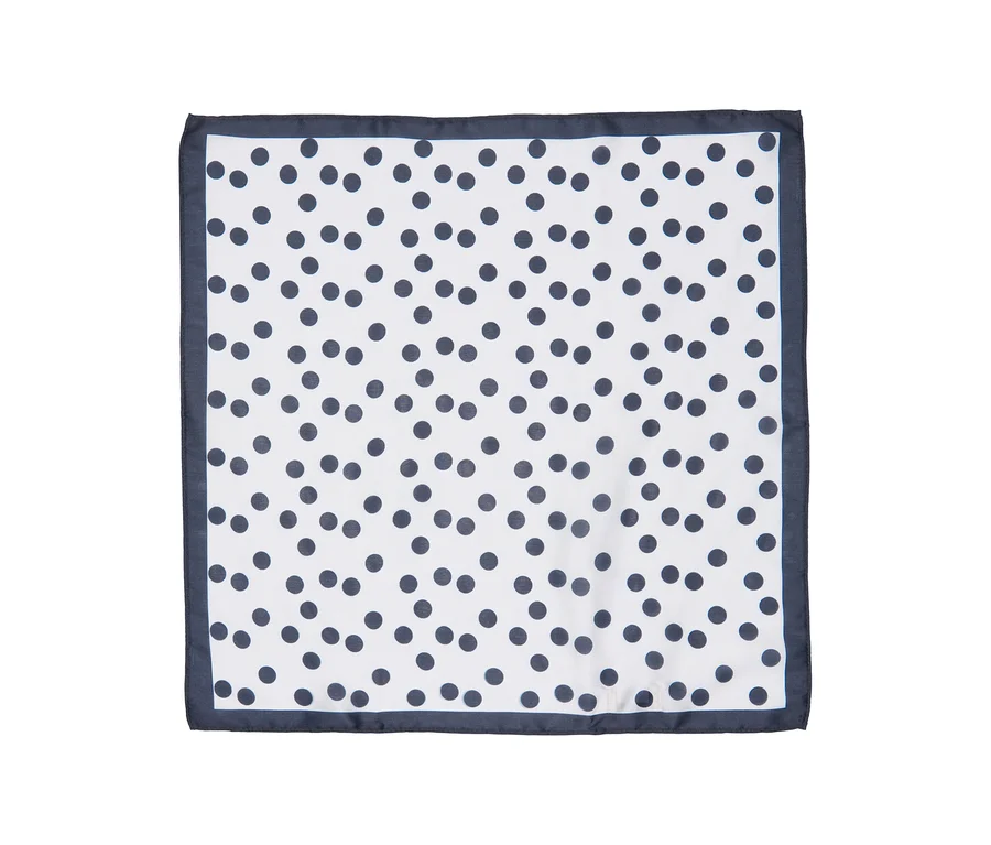 Un mouchoir blanc à pois bleu marine avec une bordure bleu marine.