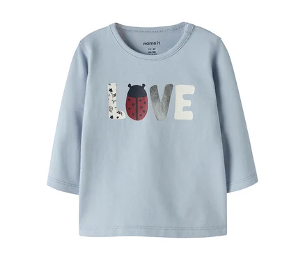 T-shirt à manches longues pour bébé NAME IT bleu clair avec l'inscription "LOVE", le "O" étant une coccinelle et le "L" à motifs floraux.