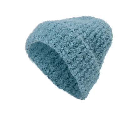 Bonnet en maille bouclée bleu clair avec bord côtelé.