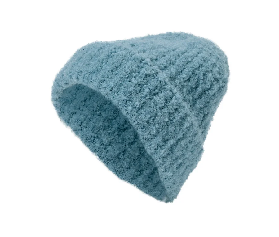 Bonnet en maille bouclée bleu clair avec bord côtelé.