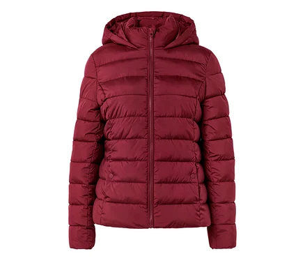 Veste matelassée rouge à capuche, entièrement zippée, sur fond blanc.