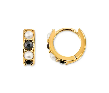Deux boucles d'oreilles créoles dorées noir et blanc avec des détails noirs et blancs.