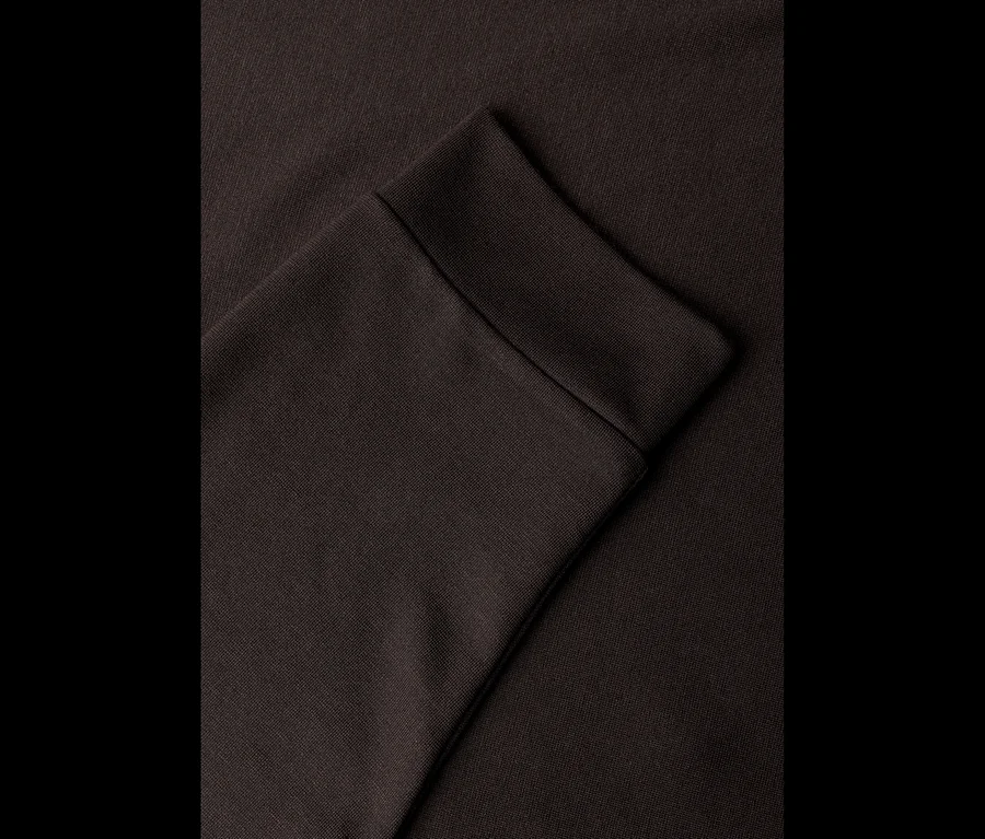 Gros plan sur un t-shirt en jersey 3/4 Street One marron, montrant la manche et le poignet.