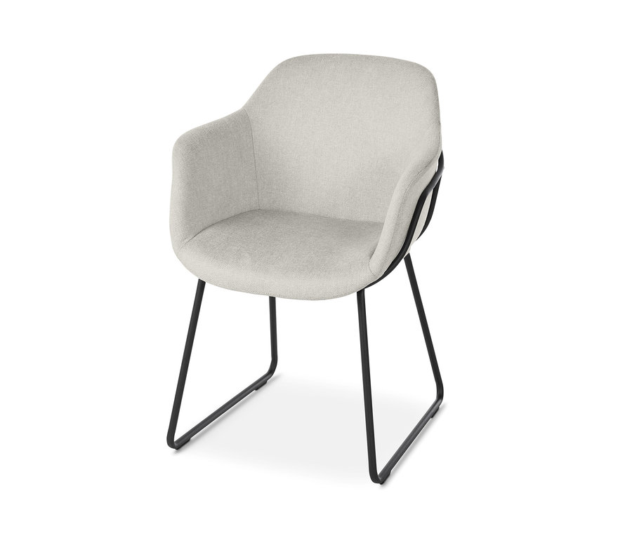 Chaise coque rembourrée beige avec des pieds en métal.