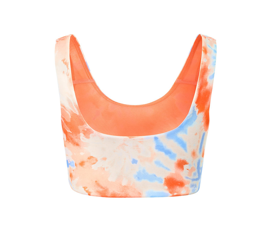 Vue détaillée d'une brassière de sport avec un motif tie-dye orange et bleu.