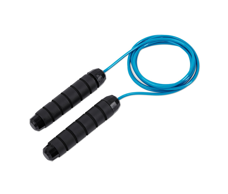 Corde à sauter bleue avec des poignées noires.