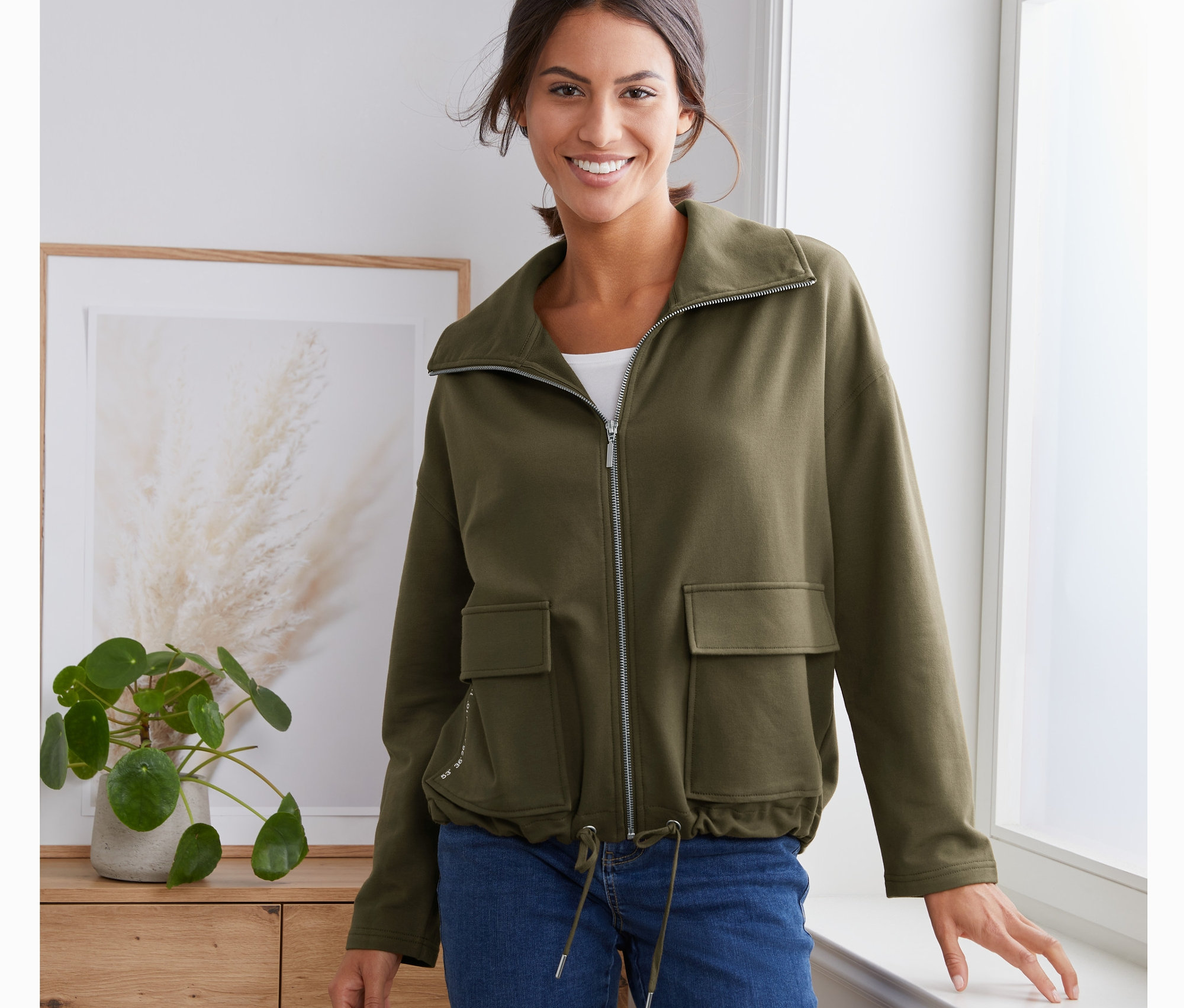 Femme portant une veste molletonnée.