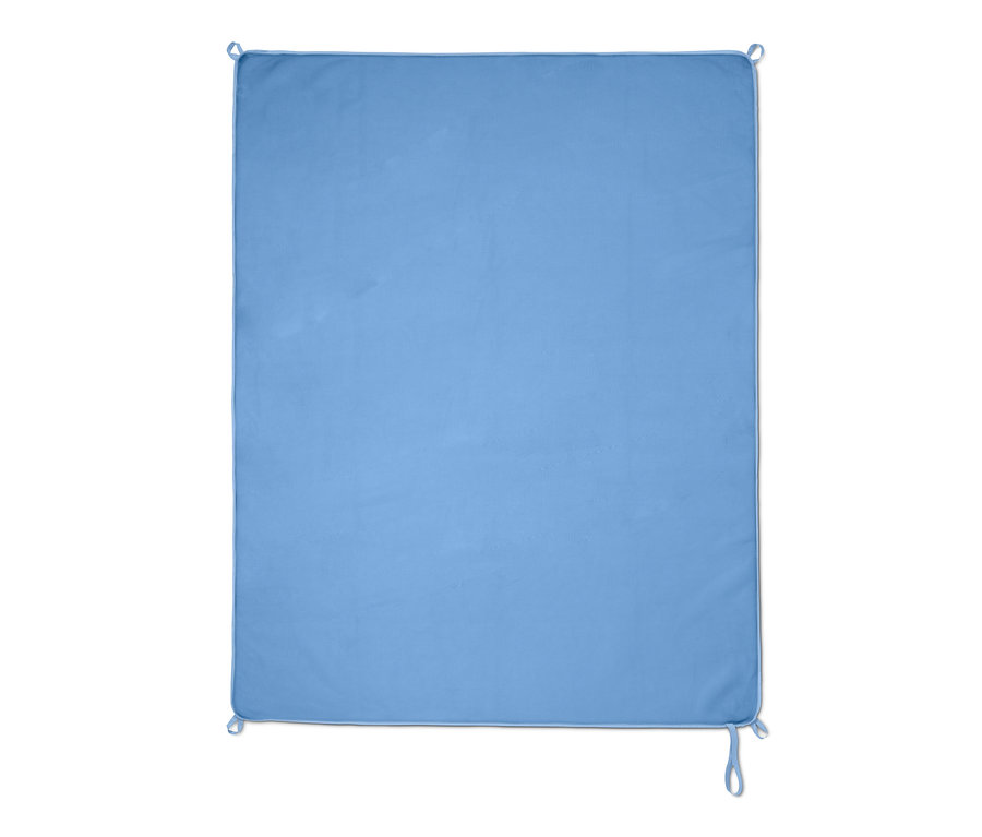 Une couverture de plage anti-sable bleu clair avec un ourlet et des boucles dans les coins.