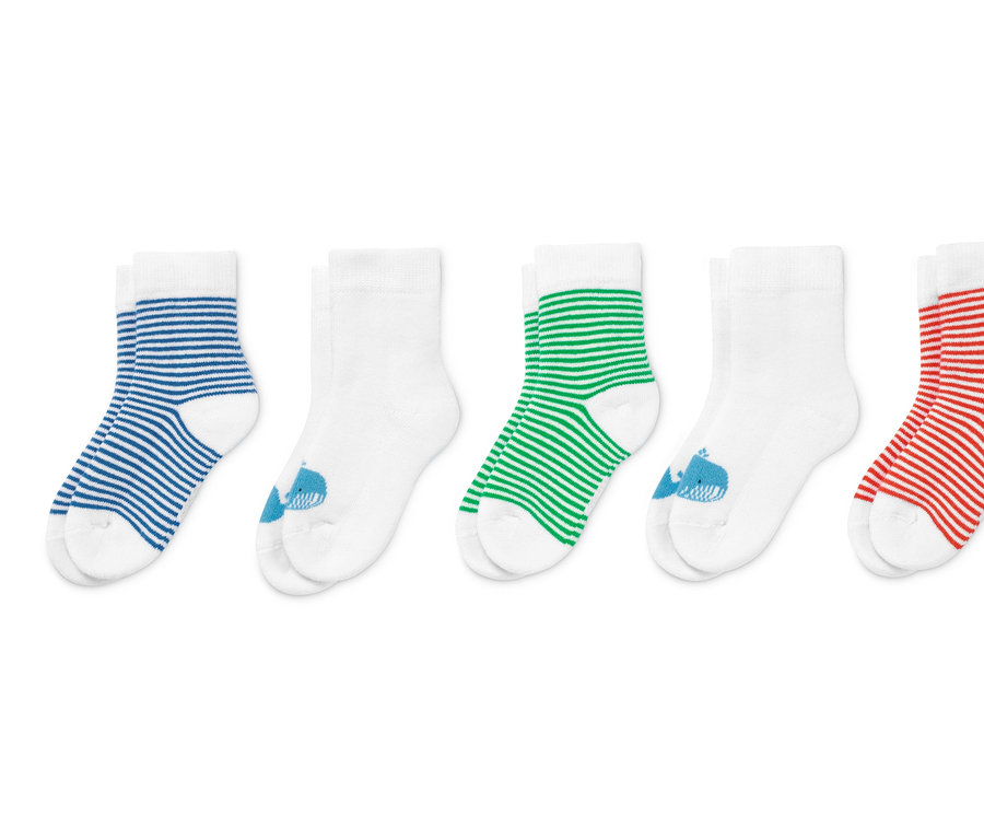 Cinq paires de petites chaussettes en éponge pour bébés de couleur blanche avec différents motifs et couleurs.