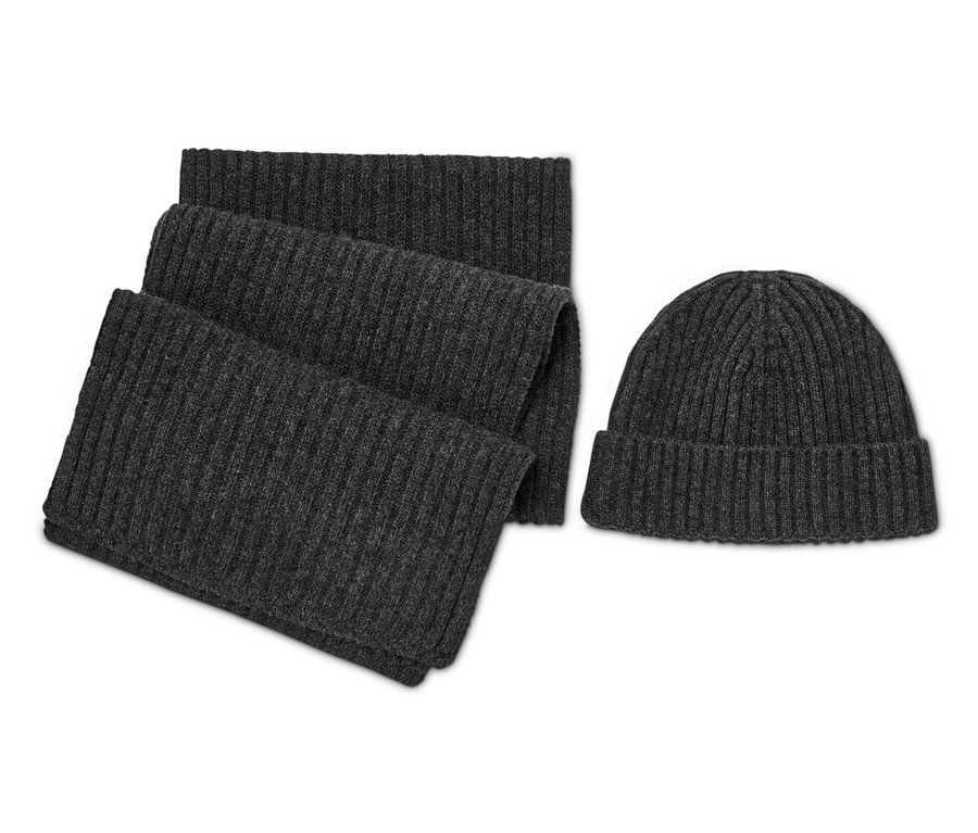 Un ensemble bonnet et écharpe en laine grise sur fond blanc.