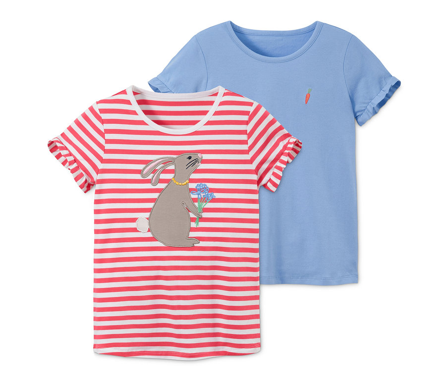 Deux t-shirts : un rayé avec un lapin et un bleu avec une carotte.