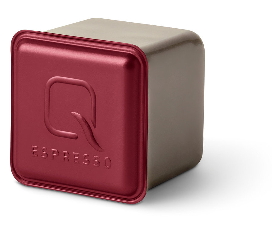 Une capsule carrée Qbo Espresso APANECA ANA avec un couvercle bordeaux et un logo Q sur un fond blanc.