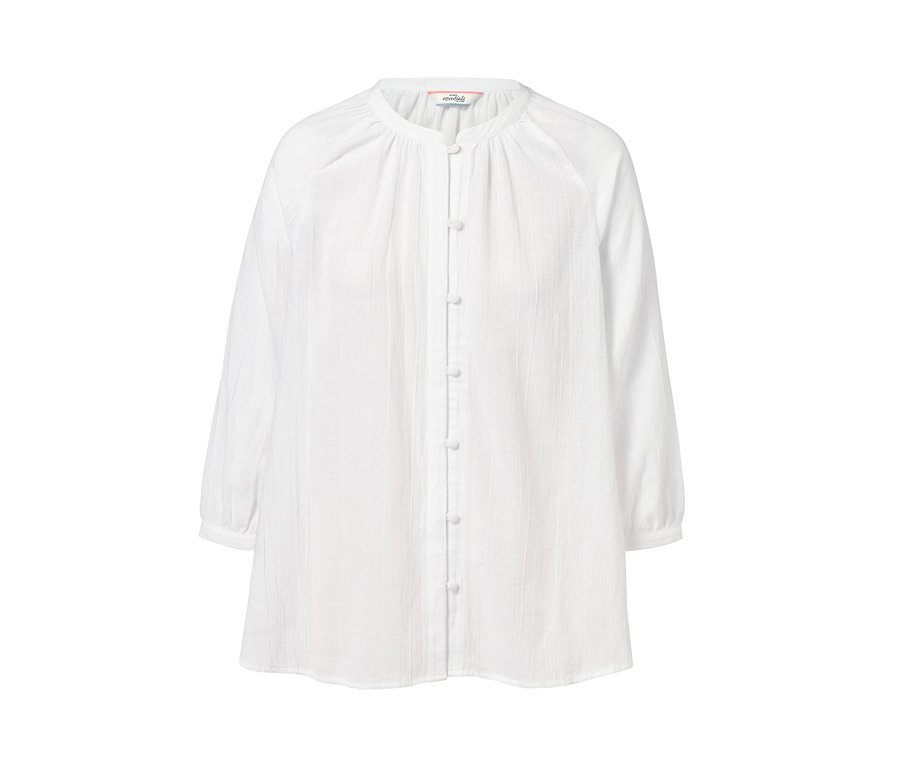 Une blouse blanche à manches longues avec un effet froissé.