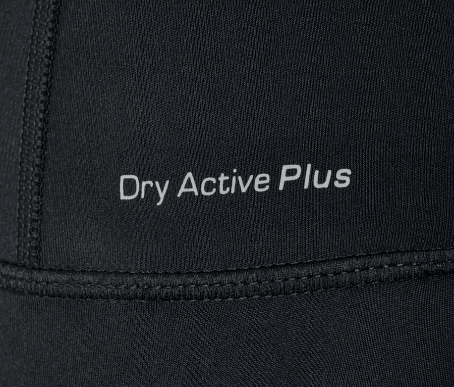 Gros plan sur un collant de sport noir avec l'inscription "Dry Active Plus".