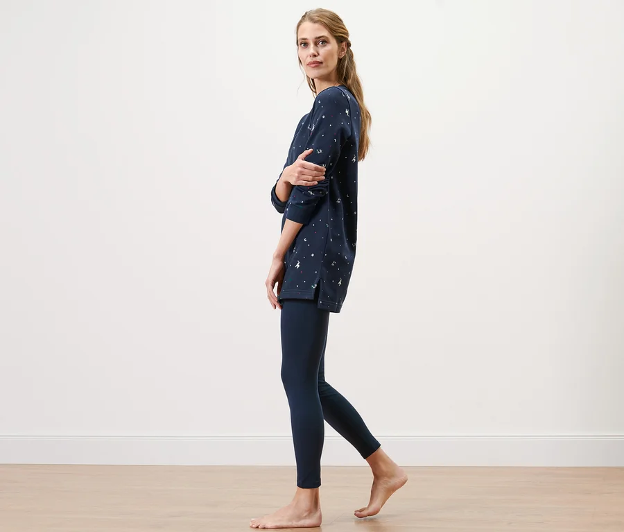 Femme posant de côté en pyjama avec legging.