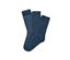 Trois paires de chaussettes bleues posées sur un fond blanc.